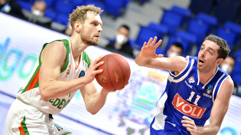 Fotografija: Ali bo o usodi Jake Blažie in soigralcev tako kot v evropskem pokalu odločala Budućnost? FOTO: Cedevita Olimpija