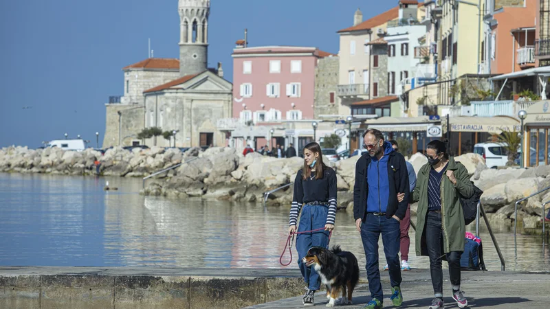 Fotografija: Piranska obala preden je bila obalno-kraška regija označena za rdečo. FOTO: Jože Suhadolnik/Delo
