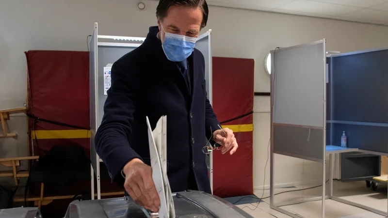 Fotografija: Nizozemski premier Mark Rutte si je na tokratnih volitvah zagotovil že svoj četrti zaporedni mandat. Foto: Peter Dejong/Reuters
