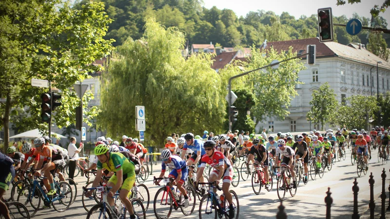 Fotografija: Kdor se na tekmovanje pripravlja smrtno resno in je še nekaj dni po morebitnem neuspehu slabe volje, ker mu ni šlo, kot je pričakoval, je zgrešil smisel rekreativnega tekmovanja. FOTO: Jure Eržen/Delo