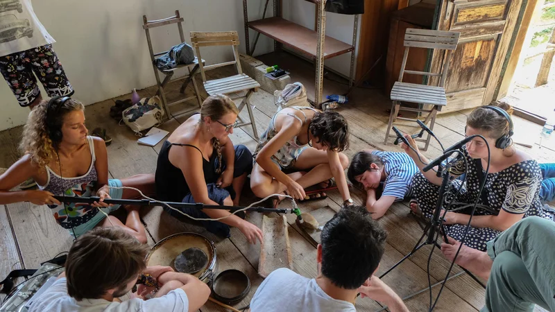 Fotografija: Delavnica field recordinga v Topolovem, ki sta jo vodila glasbenika Enrico Malatesta in Attila Faravelli (poleti 2019). FOTO: Elena Rucli