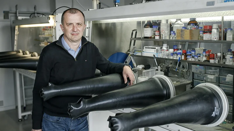 Fotografija: Če ne bomo rešili problema shranjevanja energije iz obnovljivih virov, energije tudi ob dodatnih jedrskih elektrarnah ne bo dovolj, poudarja Robert Dominko, vodja laboratorija za moderne baterijske sisteme. FOTO: Blaž Samec/Delo