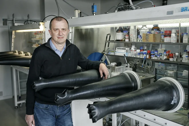 Če ne bomo rešili problema shranjevanja energije iz obnovljivih virov, energije tudi ob dodatnih jedrskih elektrarnah ne bo dovolj, poudarja Robert Dominko, vodja laboratorija za moderne baterijske sisteme. FOTO: Blaž Samec/Delo