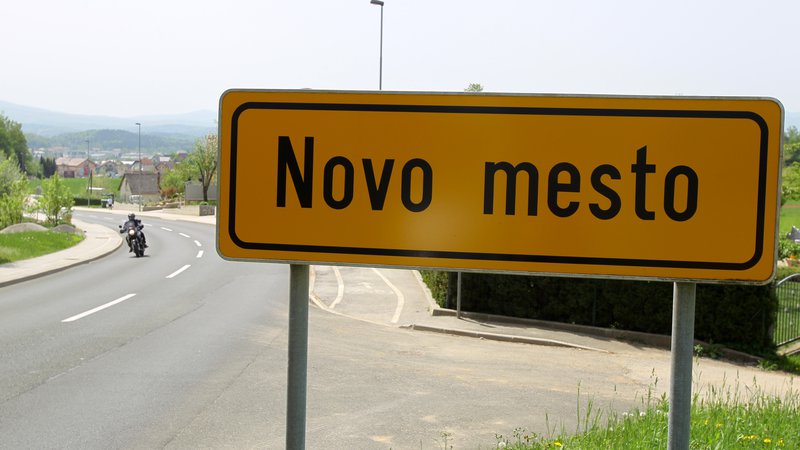 Fotografija: Po novem pravopisu bomo šli v Novo Mesto in Dolgo Vas. Fotografije Igor Modic, Marko Feist, Jože Suhadolnik
