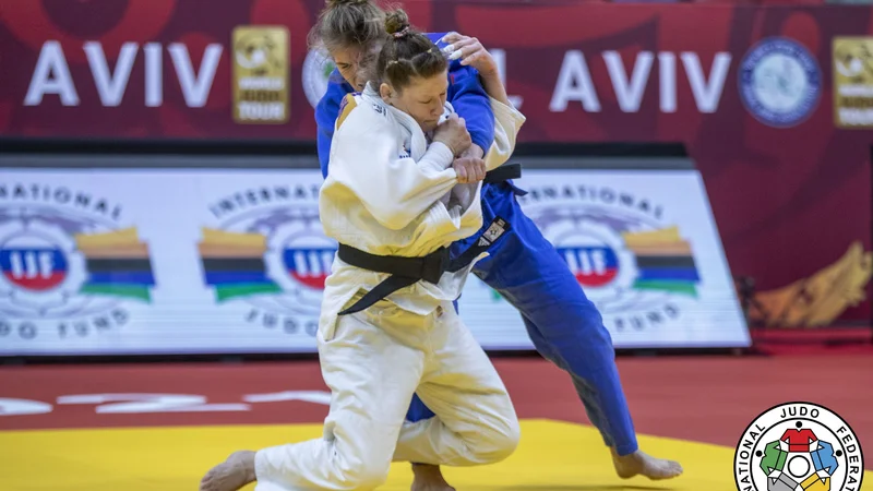 Fotografija: Tina Trstenjak (v belem kimonu) je v nedavnem zgodovinskem prvem slovenskem finalu na turnirjih za grand slam v Tel Avivu po hudem boju premagala Andrejo Leški. FOTO: Gabriela Sabau/IJF