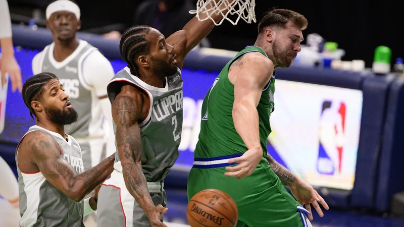 Fotografija: Luka Dončić je uprizoril šov in dal lekcijo tudi zvezdniku LA Clippers Kawhiju Leonardu. FOTO: Jerome Miron/Usa Today Sports
