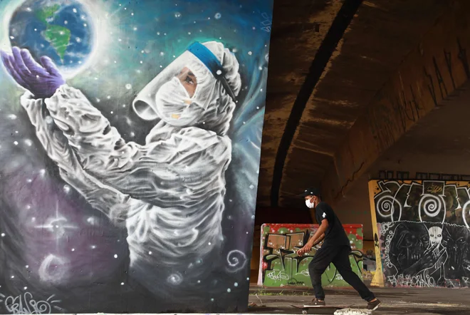 Grafit umetnika Luciana Crania v kraju Sapucaia do Sul na jugu države. FOTO: Silvio Avila/AFP