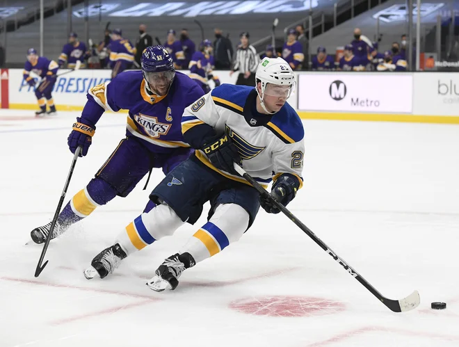 Anže Kopitar (levo) je, kot vedno, opravljal tudi garaško delo v obrambi in ne le v napadu. FOTO: Harry How/AFP