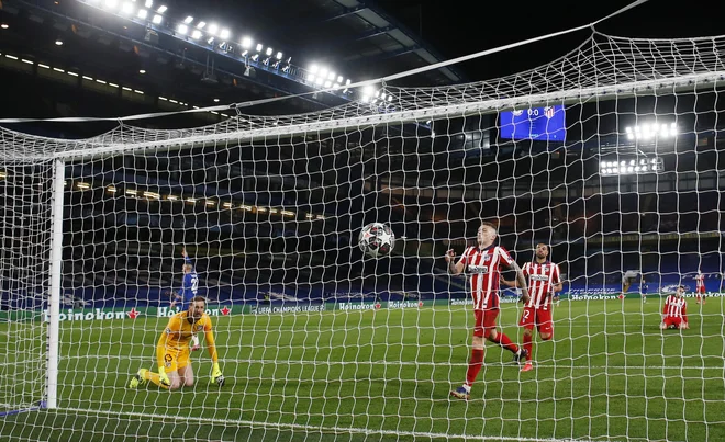 Jan Oblak ni imel veliko dela, a pri obeh Chelseajevih golih ni mogel narediti veliko. FOTO: David Klein/Reuters