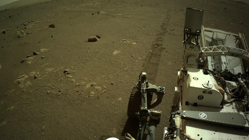 Fotografija: Rover Perseverance je zdaj posnel, kako je slišati trenje koles s peščeno podlago na Marsu. FOTO: NASA/JPL-Caltech