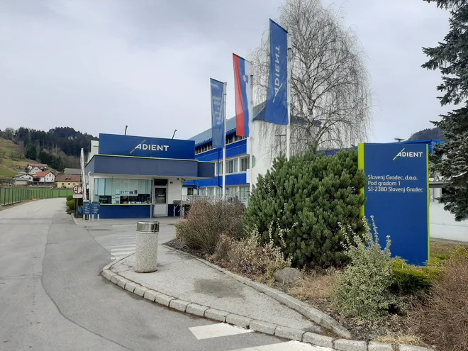 Podrobnosti o včerajšnji novici o zaprtju tovarne bodo znane ob 14. uri, ko je pred Adientom sklicana novinarska konferenca sindikata v podjetju. FOTO: Mateja Kotnik/Delo