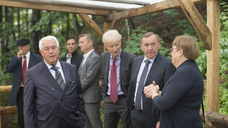 Fotografija: Rusija je zaradi nihanje vrednost rublja zahteven trg. Vendar pa je to največji posamični trg Krke in predsednik uprave farmacevta Jože Colarič (drugi z desne) je tudi zato reden gost spominske slovesnosti pri Ruski kapelici. FOTO: Jure Eržen/Delo