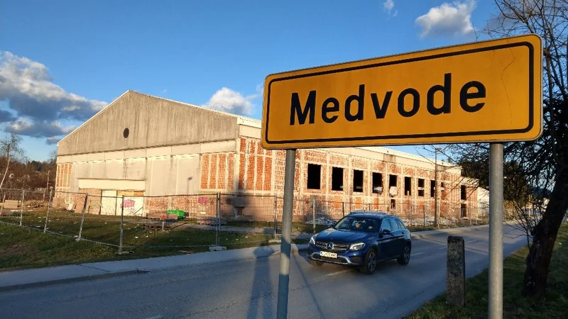 Fotografija: Športno dvorano v Medvodah bo obnovil podjetnik Mirza Tufekčić, ki je propadajočo stavbo kupil pred dobrim letom. FOTO: Aleš Stergar/Delo