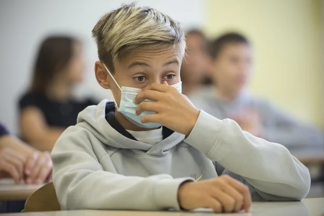 Starši hočejo dokazati, da ukrep obveznega nošenja mask v razredu od 6. razreda dalje ni smiseln in sorazmeren. FOTO: Jure Eržen/Delo