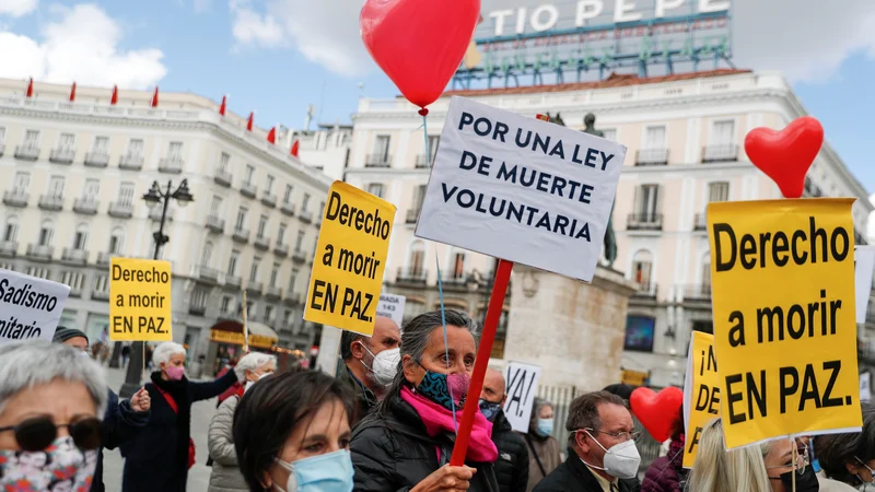 Fotografija: Podporniki zakona o evtanaziji. FOTO: Susana Vera/Reuters