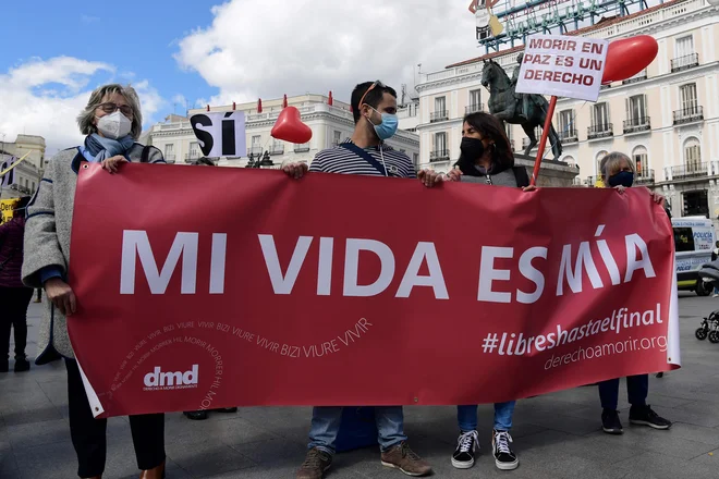 »Moje življenje je moje,« so poudarili podporniki pravice do izbire. FOTO: Javier Soriano/AFP