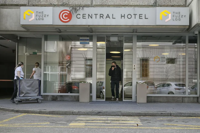 Hotel Central je bil odprt ves drugi val epidemije, v tem času tam stanuje tudi precej mladih, ki so v Ljubljani na izmenjavi, saj jih v tem semestru v študentskih domovih niso sprejeli. FOTO: Blaž Samec/Delo