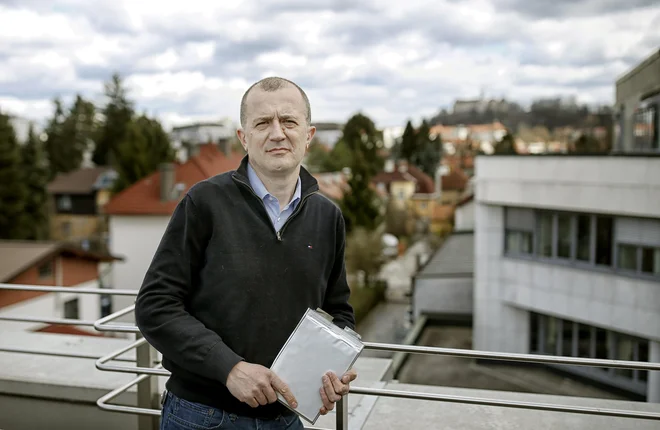 Robert Dominko: Med 314 prijavami izbiramo 30 kandidatov za šolanje v programu, ki izobražuje visoko usposobljene magistrske študente na področju znanosti o materialih za shranjevanje in konverzijo energije. FOTO: Blaž Samec/Delo<br />