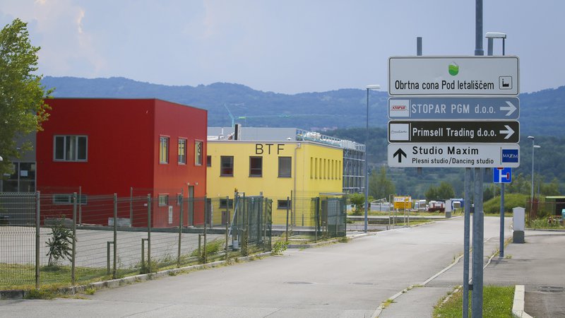 Fotografija: V Sloveniji je ogromno opuščenih območij, z vidnim vplivom prejšnje rabe. Območja je mogoče dobro izkoristiti in hkrati oživeti periferijo, pravijo na gospodarskem ministrstvu. FOTO: Jože Suhadolnik/Delo