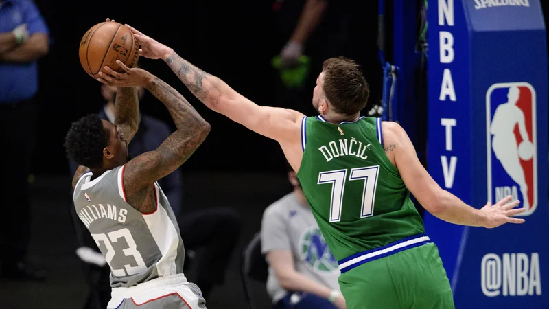Fotografija: Luka Dončić se je trudil dokazati tudi v obrambi in blokiral met Louja Williamsa. FOTO: Jerome Miron/USA Today Sports