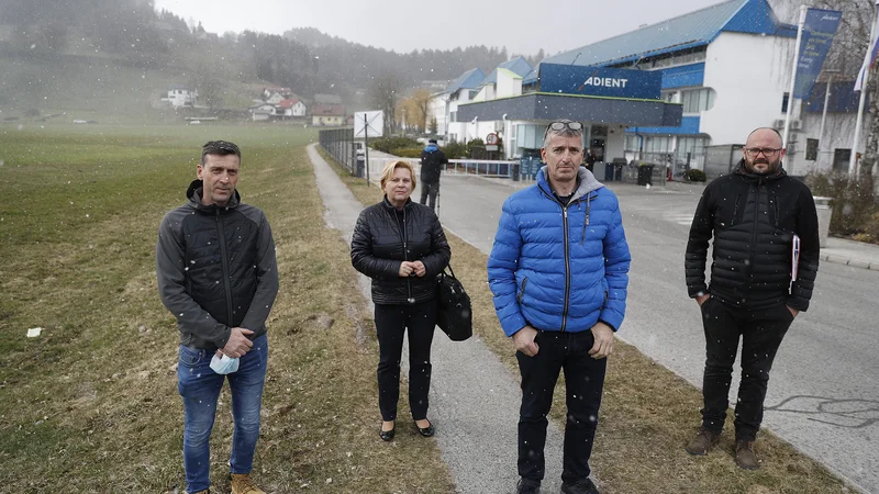 Fotografija: Z zaprtjem slovenjgraškega obrata proizvajalca avtomobilskih sedežev Adient bo delo izgubilo 430 zaposlenih. Na fotografiji z leve: Igor Hovnik, Jolanda Lašič, Bojan Rošer in Jaka Šilak.
FOTO: Leon Vidic/Delo