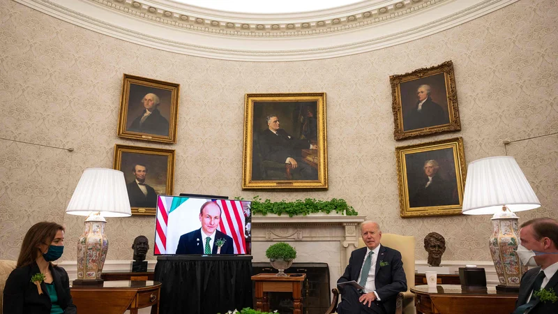 Fotografija: Joe Biden je po prihodu v Belo hišo zamenjal portrete v Ovalni pisarni. Franklin Delano Roosevelt je umeščen v središče nove podobe predsednikove pisarne. FOTO: Jim Watson/AFP