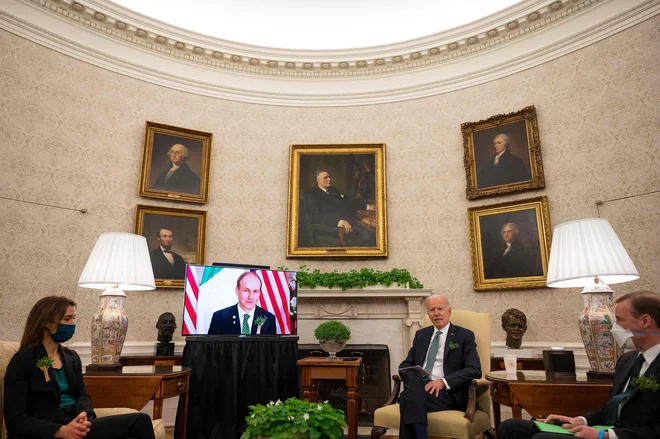 Joe Biden je po prihodu v Belo hišo zamenjal portrete v Ovalni pisarni. Franklin Delano Roosevelt je umeščen v središče nove podobe predsednikove pisarne. FOTO: Jim Watson/AFP