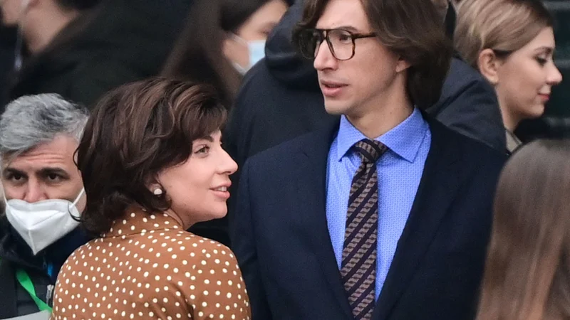 Fotografija: Lady Gaga kot Lady Gucci in Adam Driver kot Maurizio Gucci minuli teden na snemanju na milanskem trgu Duomo. FOTO: Miguel Medina/ AFP