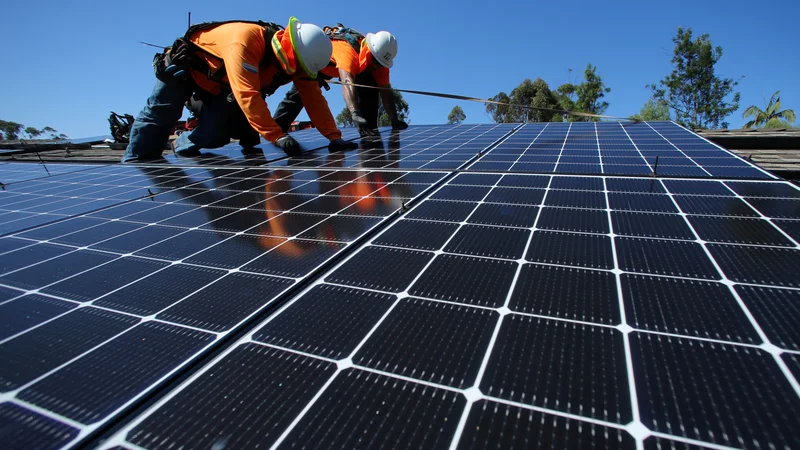 Fotografija: Investicija v sončno elektrarno postaja vse bolj običajna. FOTO: Mike Blake/Reuters