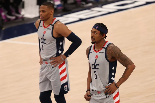 Bradley Beal (desno) se je ustavil pri 43 točkah, Russell Westbrook pa pri 35 točkah. FOTO: Patrick Smith/AFP