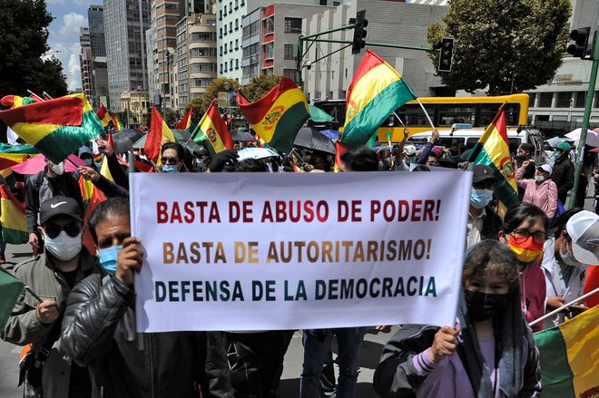Nasprotniki vladajoče stranke Mas so se zbrali v podporo priprti Jeanine Áñez. FOTO: Jorge Bernal/AFP