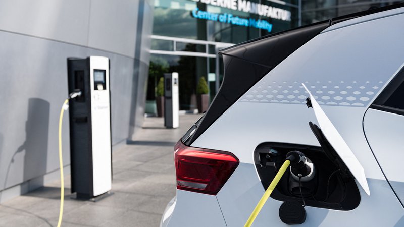 Fotografija: Volkswagen je razkril, da načrtuje bistveno bolj ambiciozen vstop na trg električnih avtomobilov.
FOTO: Jens Schlueter/AFP