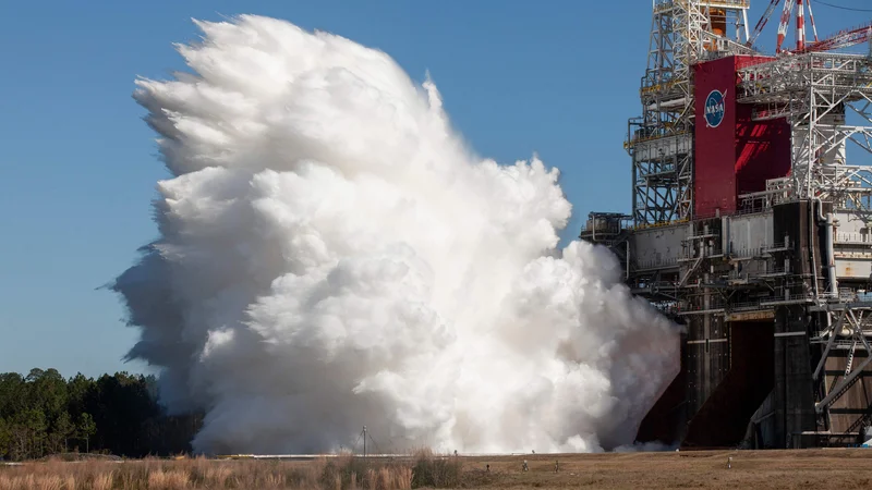 Fotografija: Prižig motorjev SLS FOTO: Robert Markowitz/Nasa/AFP
