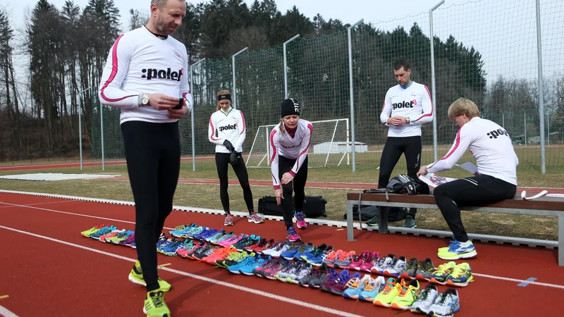 Fotografija: Seveda vam svetujemo, da copate kupujete tam, kjer vam znajo svetovati ljudje, ki se na tek spoznajo. FOTO: Uroš Hočevar/Delo