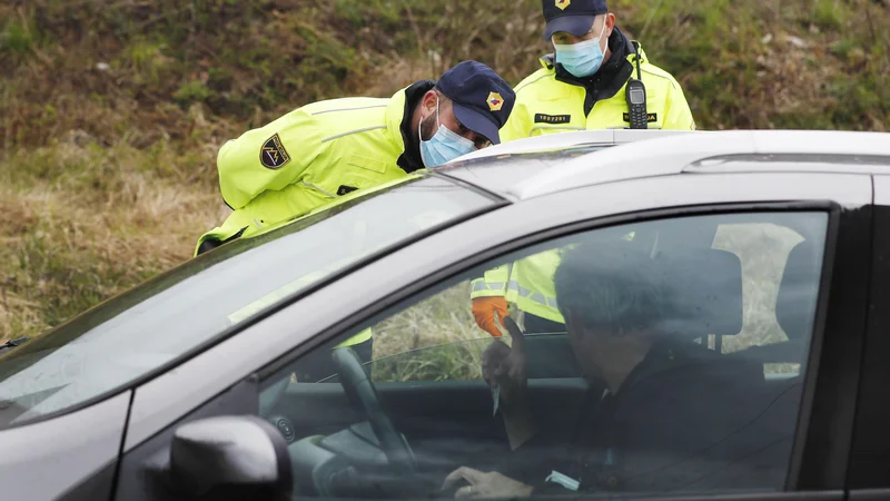 Fotografija: Pri zaupanju državljanov med poklici najbolj izgubljajo policisti. FOTO: Leon Vidic/Delo