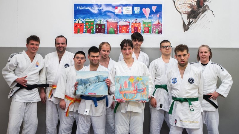 Fotografija: Dobrodelna prodaja otroških risb. Širšo javnost pozivajo, da se pridruži tej dobrodelni akciji in skupaj pomagamo našim judoistom inkluzivnega juda doseči cilje. FOTO: Rok Rakun/JZS
