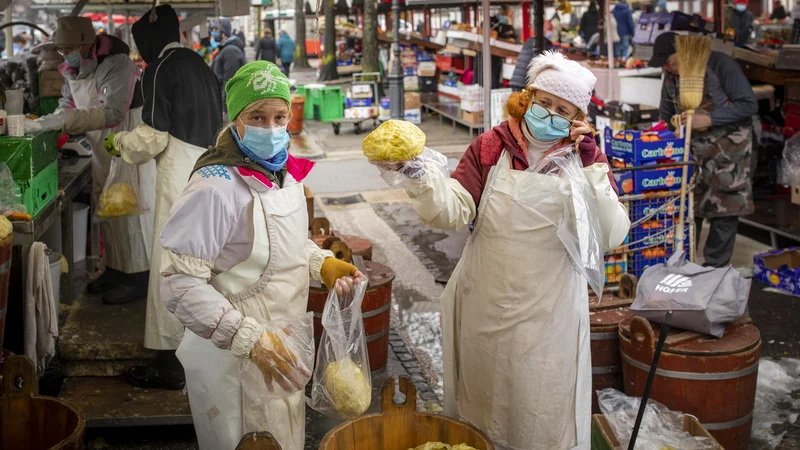 Fotografija: Vsak mesec na svetu zavržemo 129 milijard zaščitnih mask za enkratno uporabo ali tri milijone na minuto ter 65 milijonov rokavic. FOTO: Voranc Vogel