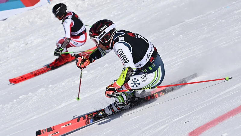 Fotografija: Fabio Gstrein (levo) je ugnal Žan Kranjca in Avstrijo popeljal v polfinale. FOTO: Fabrice Coffrin/AFP