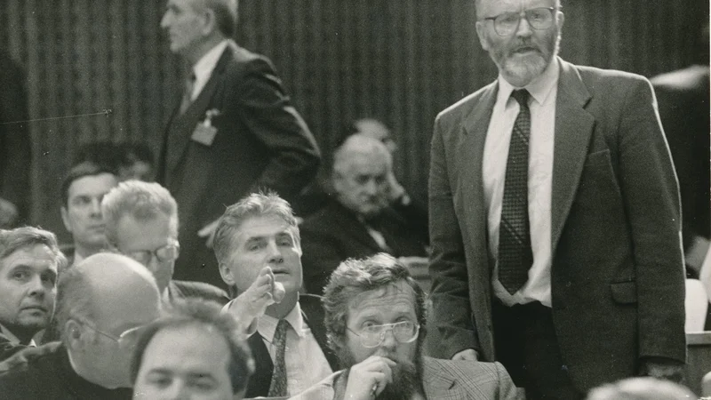 Fotografija: Podpredsednik prve večstrankarske vlade Jože Mencinger v slovenski skupščini
Foto Joco Žnidaršič