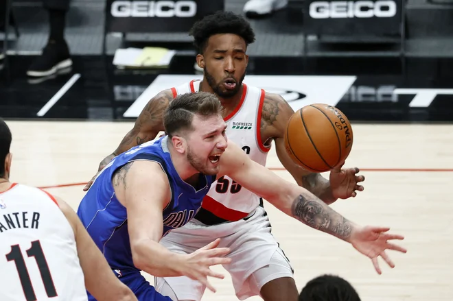 Luka Dončić se je v Portlandu soočil s trdo obrambo tekmecev, a je vseeno našel pot do košev, ne pa tudi do zmage. FOTO: Steph Chambers/AFP