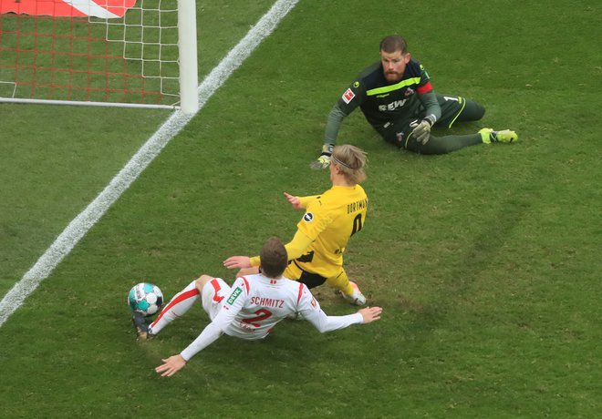 Erling Braut Haaland je dosegel prvi in zadnji gol na tekmi v Kölnu. FOTO: Wolfgang Rattay/Reuters