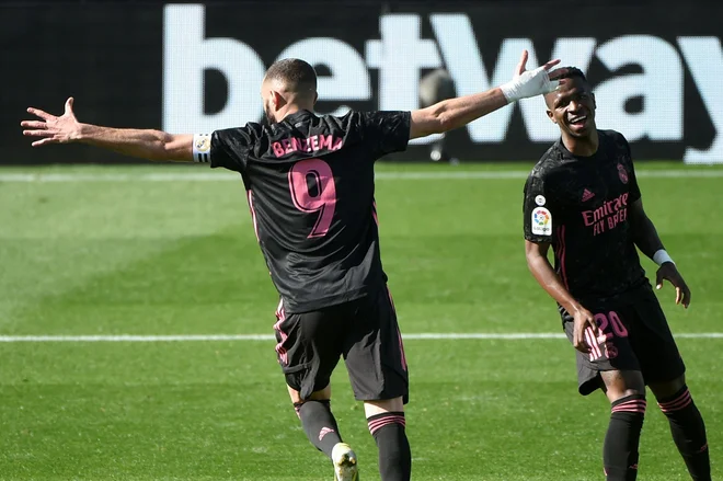 Karim Benzema je dosegel oba gola za Real Madrid. FOTO: Miguel Riopa/AFP