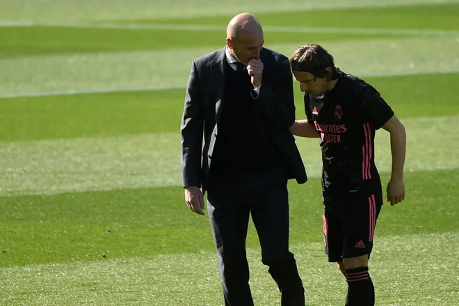 Zinedine Zidane je zadovoljen s formo Luke Modrića. FOTO: Miguel Riopa/AFP