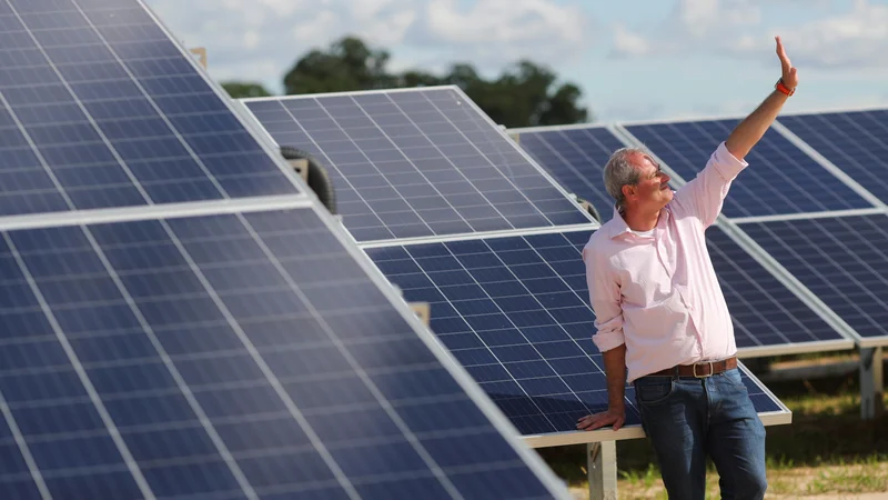 Fotografija: Sončne in vetrne elektrarne so na pohodu povsod, cene padajo, vprašanje je zgolj omrežje. FOTO: Amanda Perobelli/Reuters