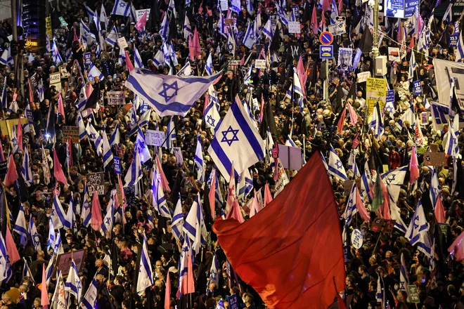 Po navedbah lokalnih medijev se je na sobotnem shodu zbrlo 20.000 ljudi. FOTO: Emmanuel Dunand/AFP