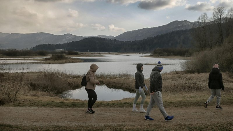 Fotografija: Slovenija si je za cilj do 2030 zadala izboljšati kakovost vode z zmanjšanjem onesnaževanja, a z novelo zakona ga je postavila na glavo. FOTO: Blaž Samec/Delo