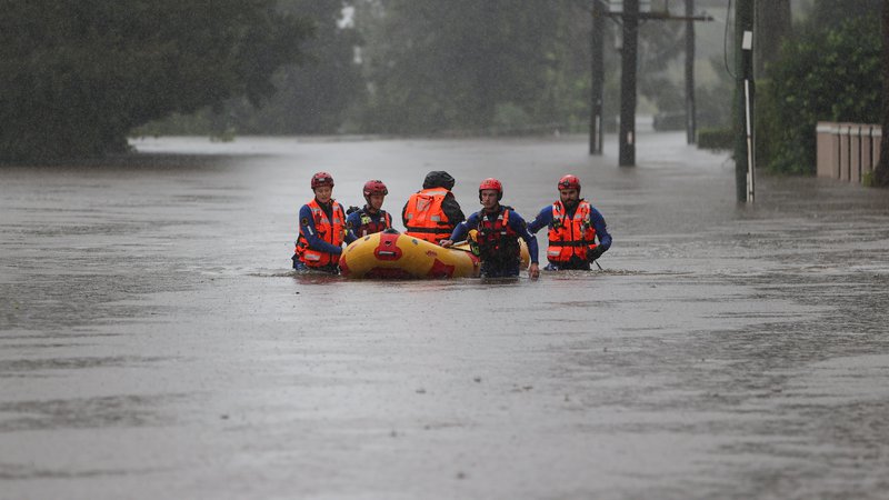 Fotografija: Reševanje ljudi, ki so ob poplavah ostali ujeti. FOTO: Loren Elliott/Reuters