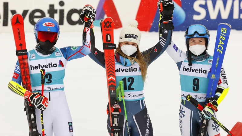 Fotografija: Meta Hrovat (desno) je smučala kot v svojih najboljših časih. Levo Mikaela Shiffrin, v sredini Alice Robinson. FOTO: Denis Balibouse Reuters