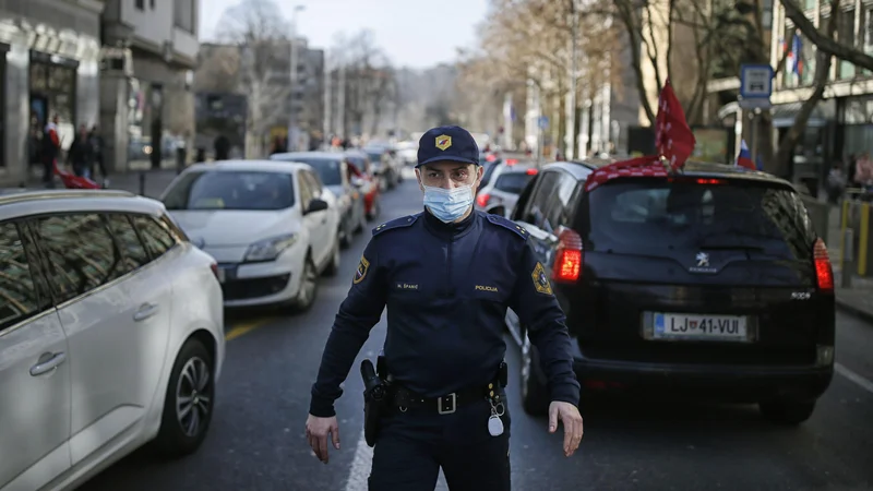 Fotografija: Vlada v izhodiščih predvideva, da poklicne skupine, ki želijo izstopiti iz plačnega sistema, ostanejo znotraj istega javnofinančnega okvira, kot velja zdaj. FOTO: Blaž Samec