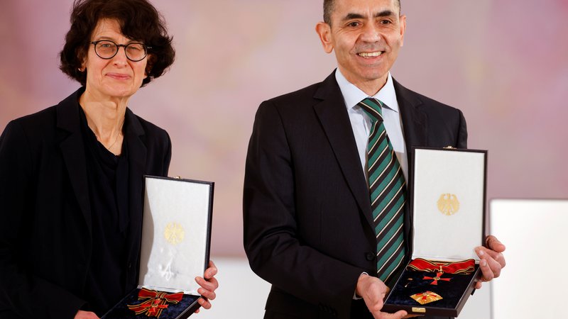 Fotografija: Nemška znanstvenika in ustanovitelja družbe Biontech Uğur Şahin in Özlem Türeci sta bila prejšnji teden odlikovana s posebnim redom velikega križa Zvezne republike Nemčije. Foto: Odd Andersen/Reuters